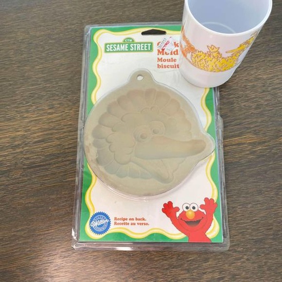 Vintage Sesame Street Big Bird Cookie Mold and Plastic Cup - Picture 2 of 4